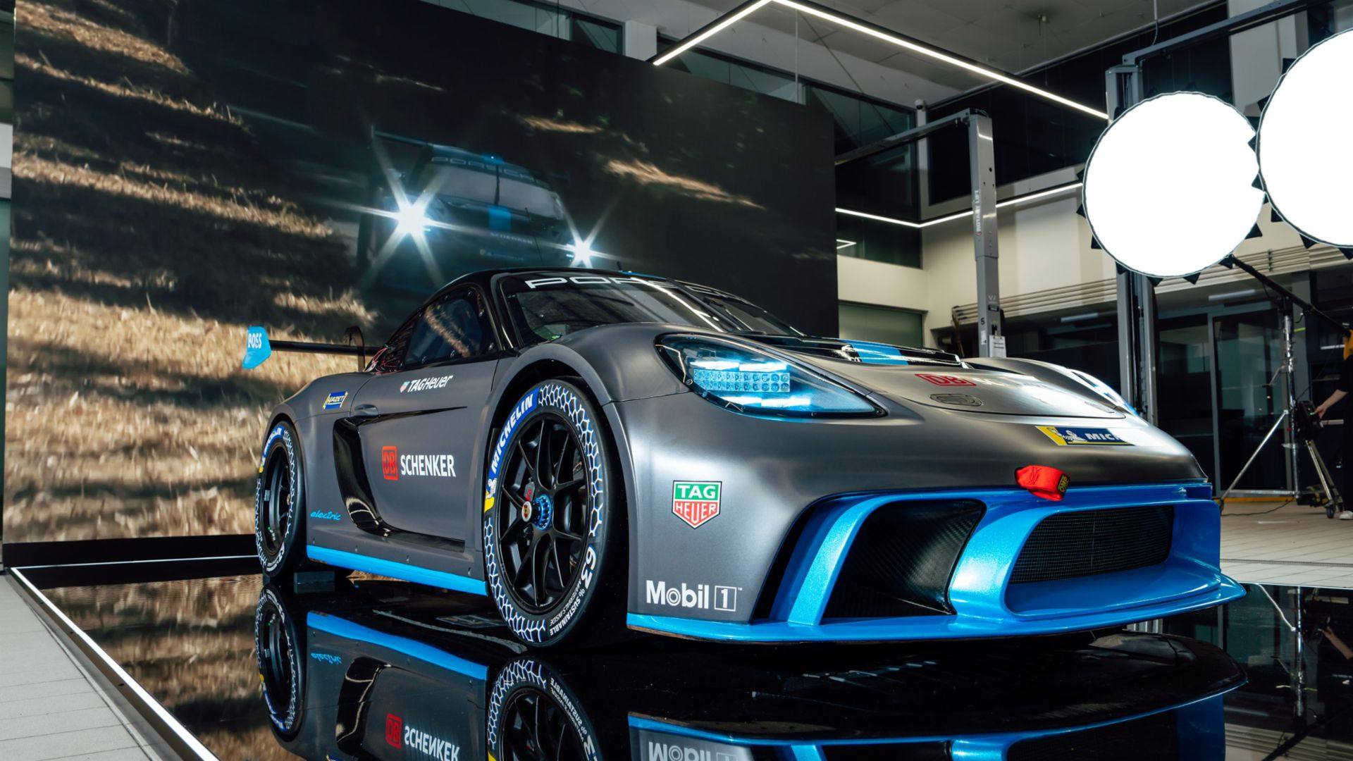 Porsche-GT4-e-Performance-Enviro